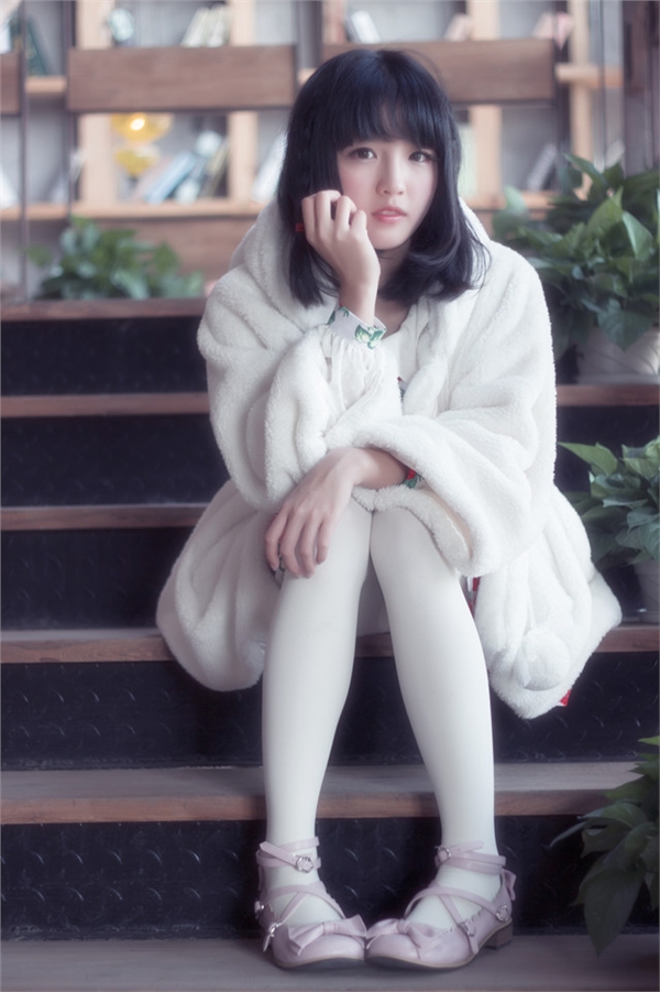 白皙女子冬日清纯写真  第4张