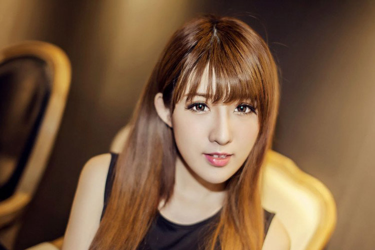 复古书店的清纯动人美女  第5张