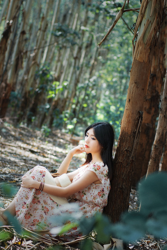 森林里面的碎花长裙唯美图  第5张