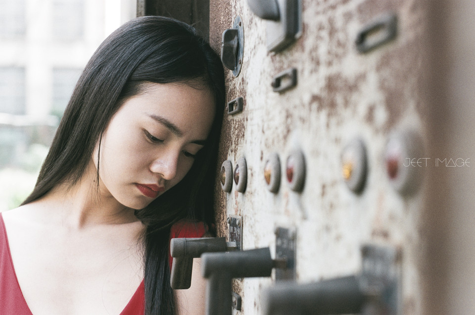 红裙女子白皙肌肤迷人写真  第9张