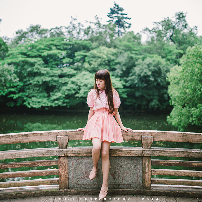 游乐场的长裙女子俏皮写真  第1张