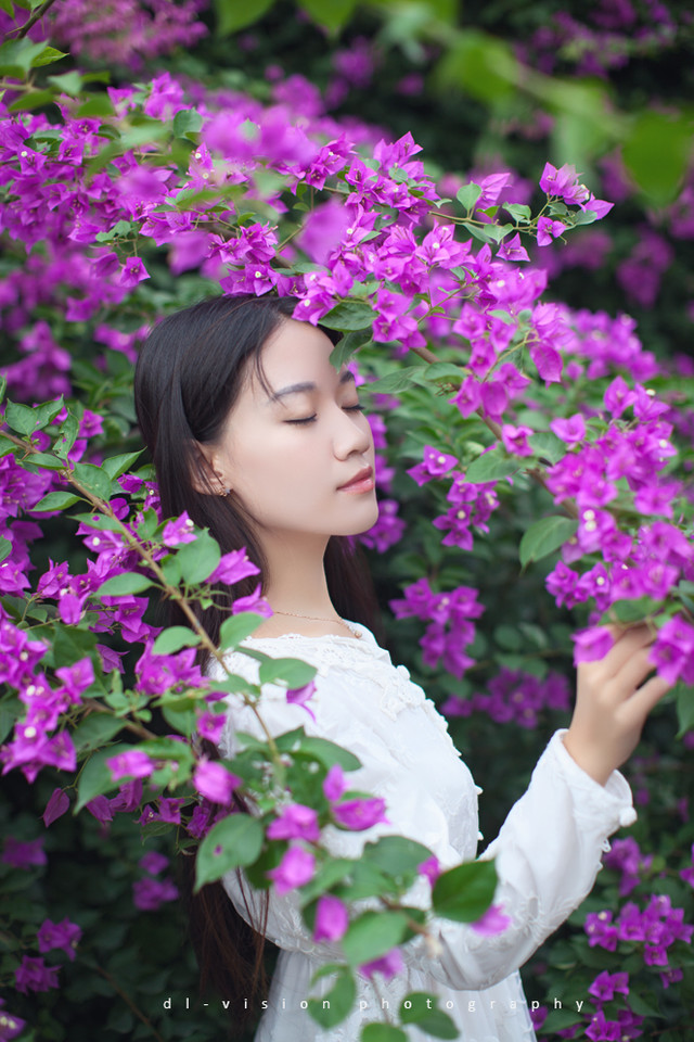 花丛中的白裙迷人少女  第6张