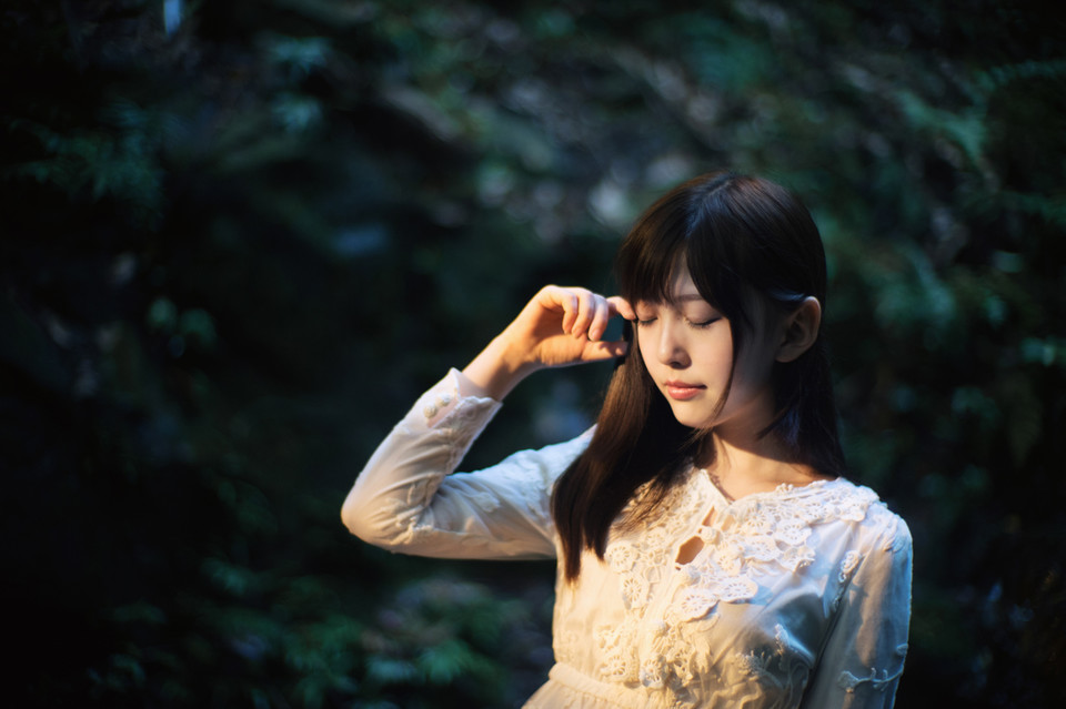 夜晚森林出现的纯白少女  第3张