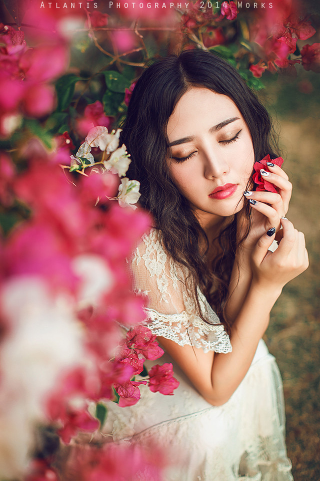 花中卷发清纯迷人女子  第4张