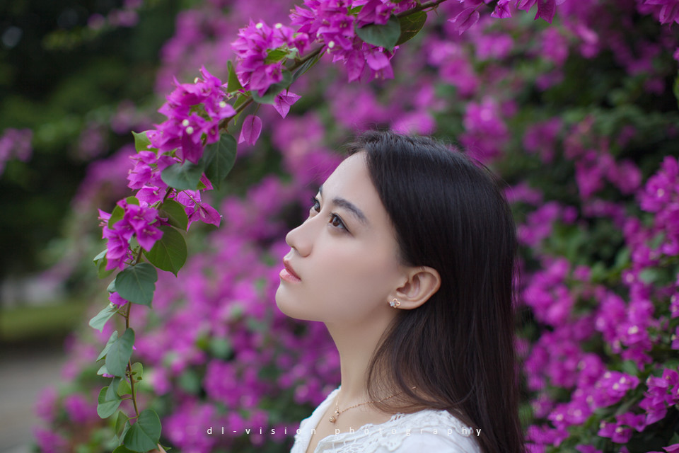 花丛中的白裙迷人少女  第5张