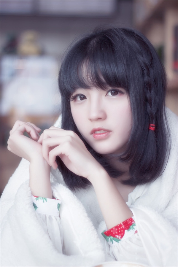 白皙女子冬日清纯写真  第1张