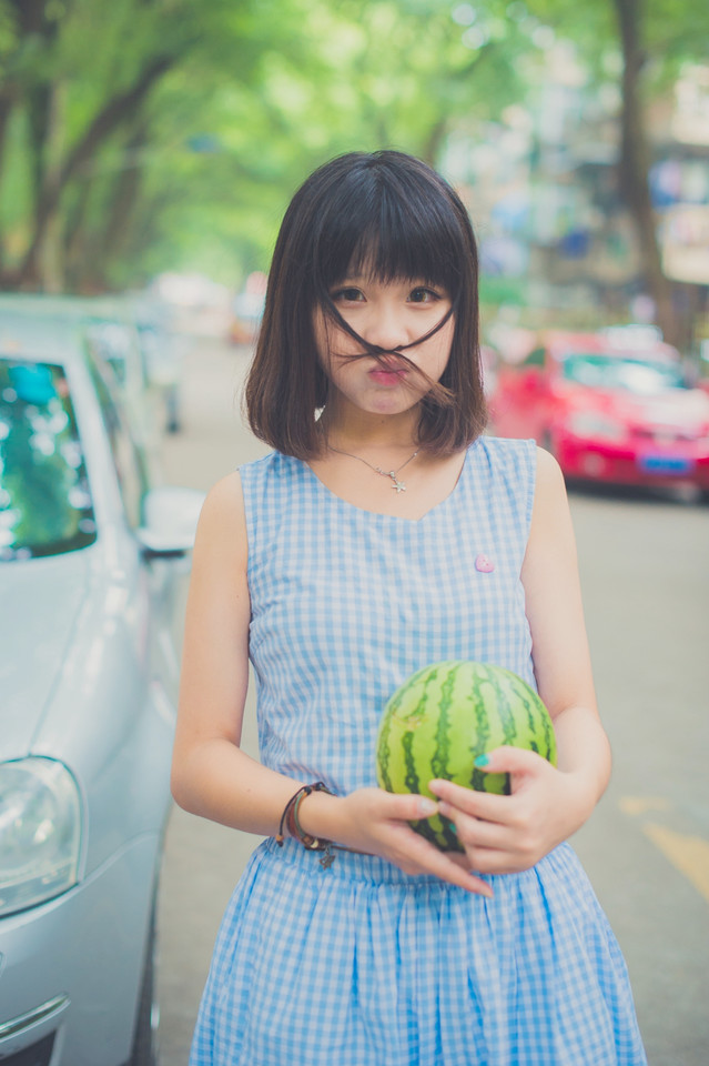 西瓜美女清纯卖萌户外图  第2张