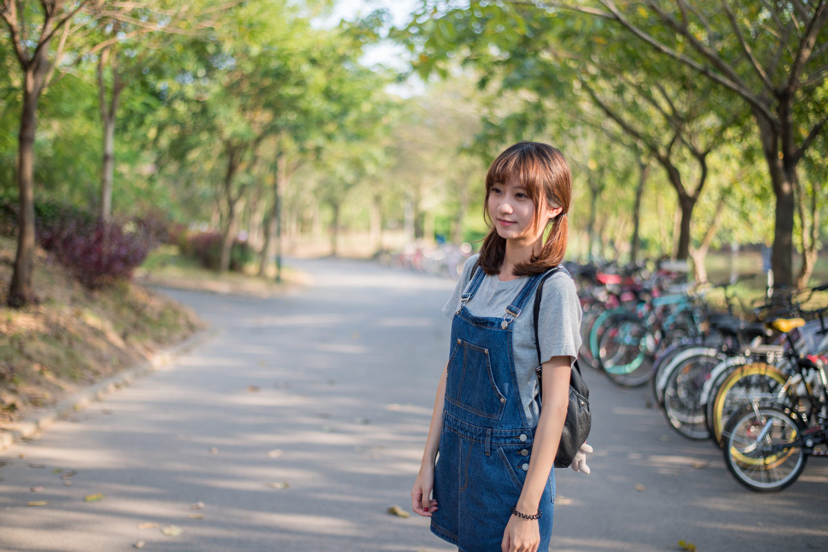 背带裤女子的双马尾清纯图  第7张
