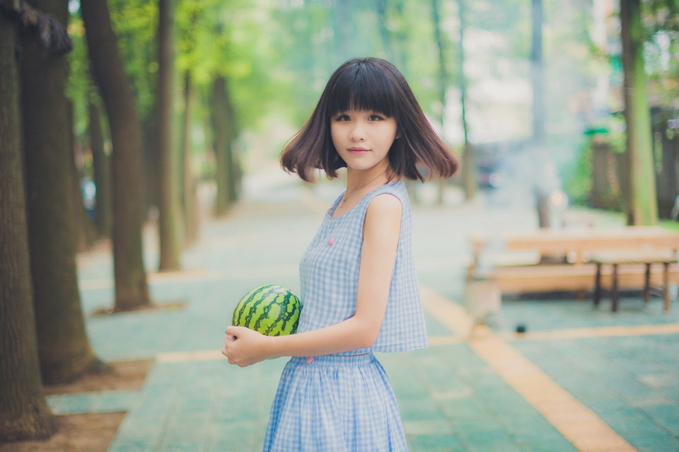 西瓜美女清纯卖萌户外图  第10张