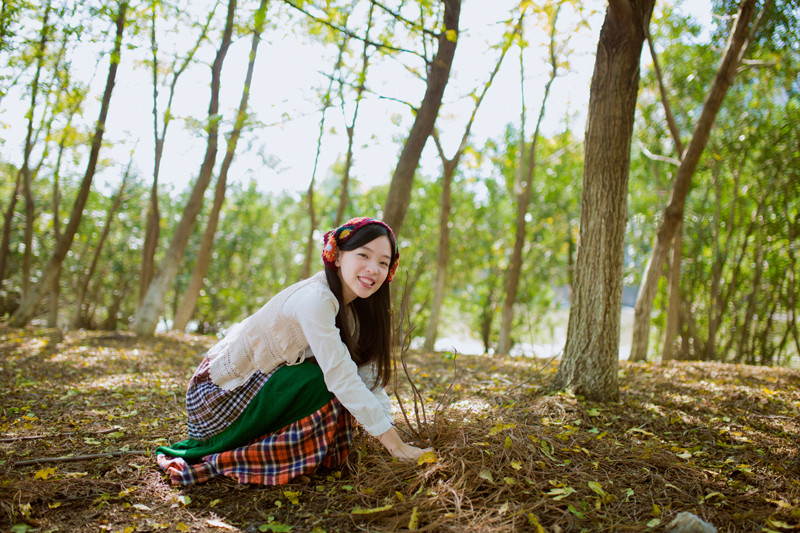 碎花裙美女森林捡松果  第18张