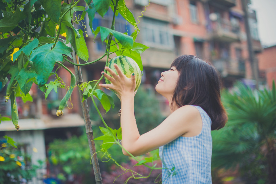 西瓜美女清纯卖萌户外图  第7张