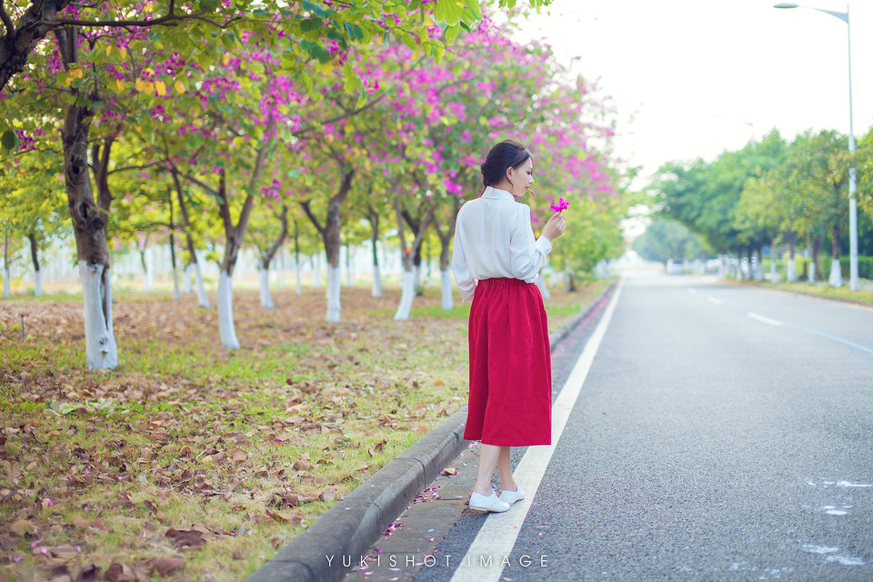 红裙美女的户外清纯图  第5张