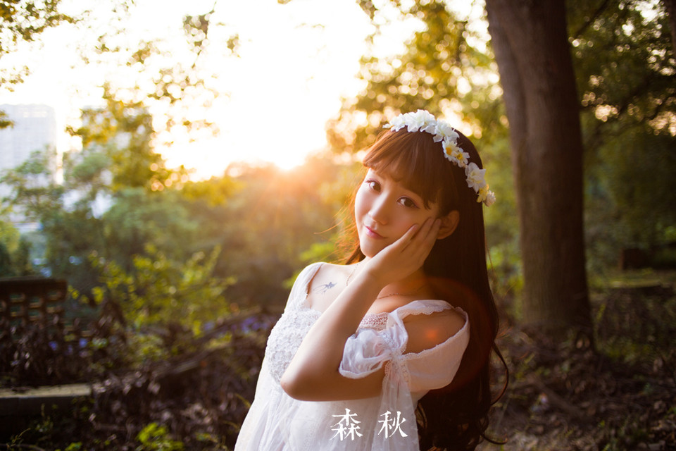 蕾丝短裙美女在深秋的森林写真图  第10张