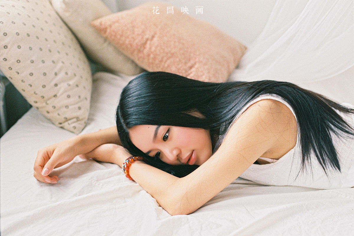 长发女神的休闲午后  第2张