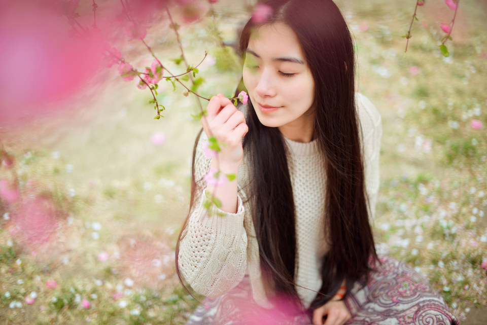 花下女子的甜美迷人图  第3张