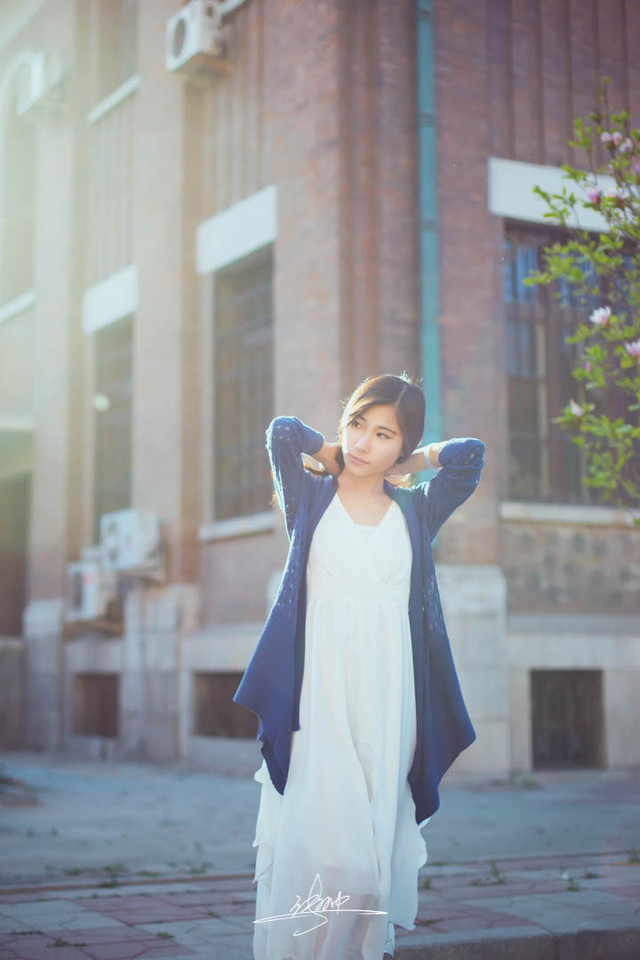 暖阳下的长裙少女迷人图  第8张