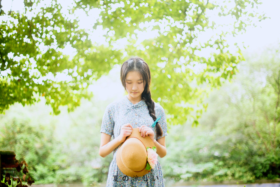 森林里面出现的碎花裙美少女  第6张